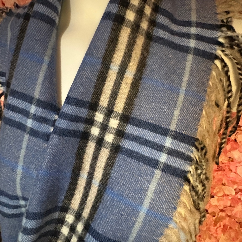 Authentic Burberry 100% Cashmere Made in England Blue Nova Check Plaid Fringe - Picture 4 of 5